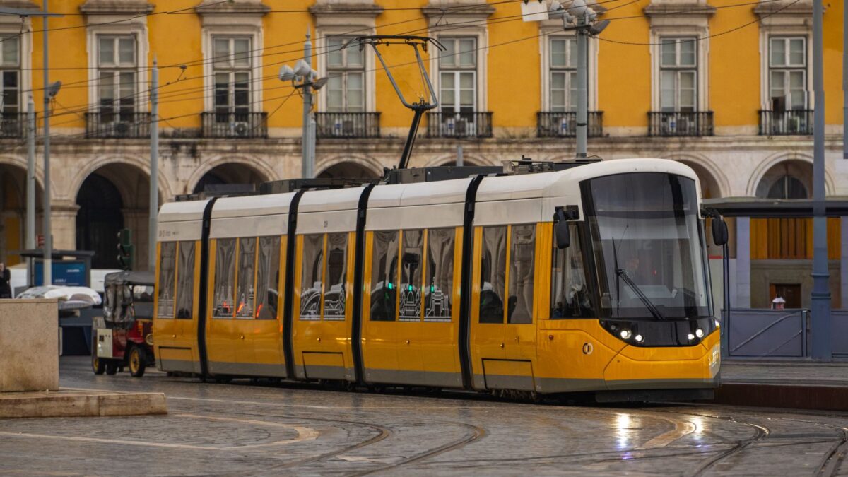 From the airport into Lisbon: every option and what it costs