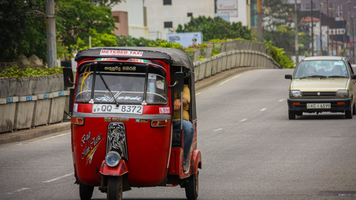 From the airport into Colombo: every option and what it costs