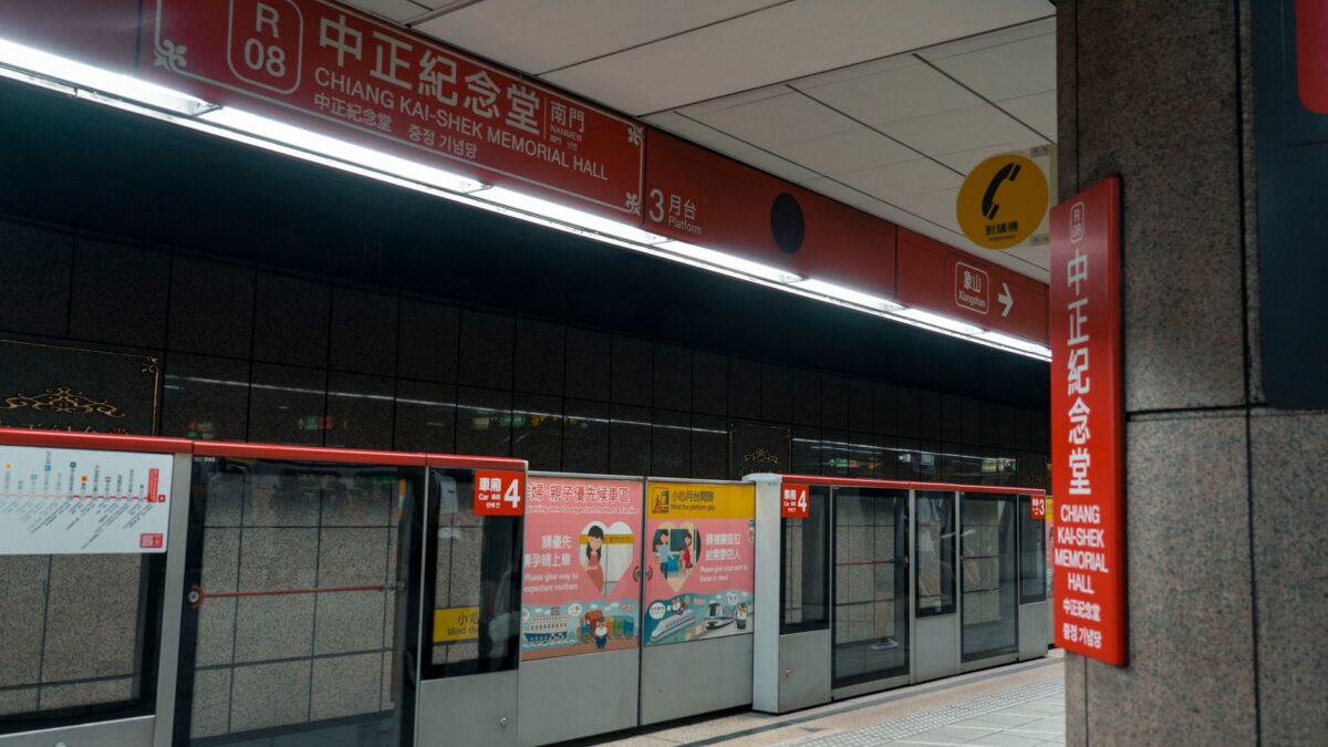Getting around Taipei: metros, taxis and passes