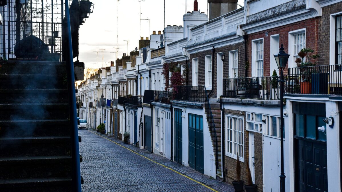 Moving to United Kingdom: visas, banking and SIM cards